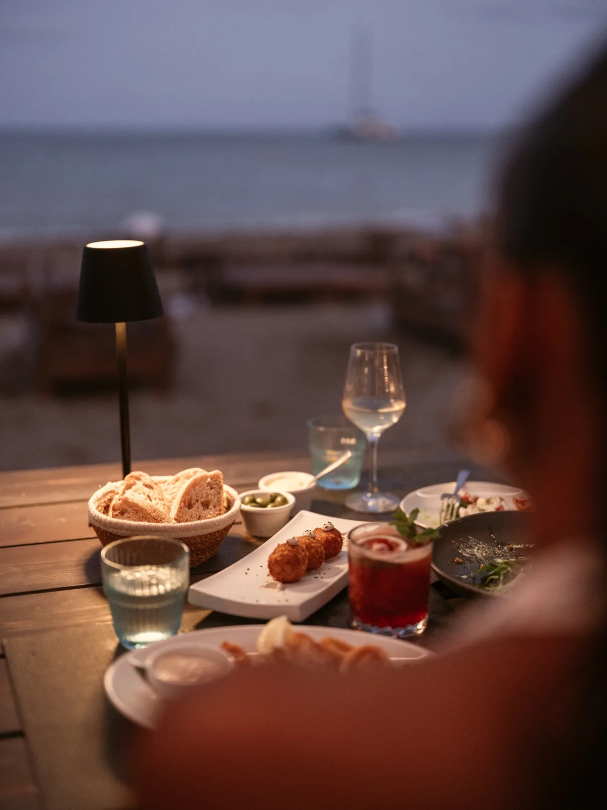 Cena durante la hora azul en Blau Sand Ibiza